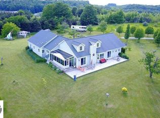 2555 N Evergreen Valley Rd, Suttons Bay, MI 49682