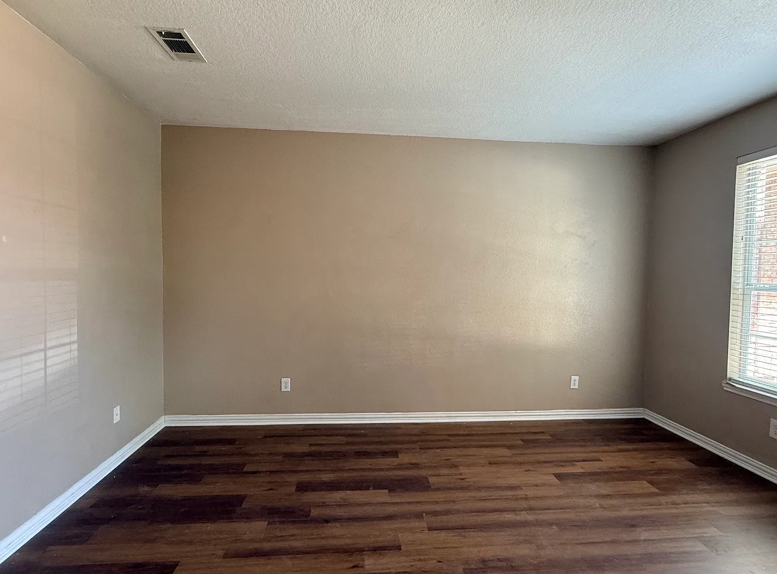 4 bed, 2.5 bath, 3001 sqft, $2,900 — Photo 3