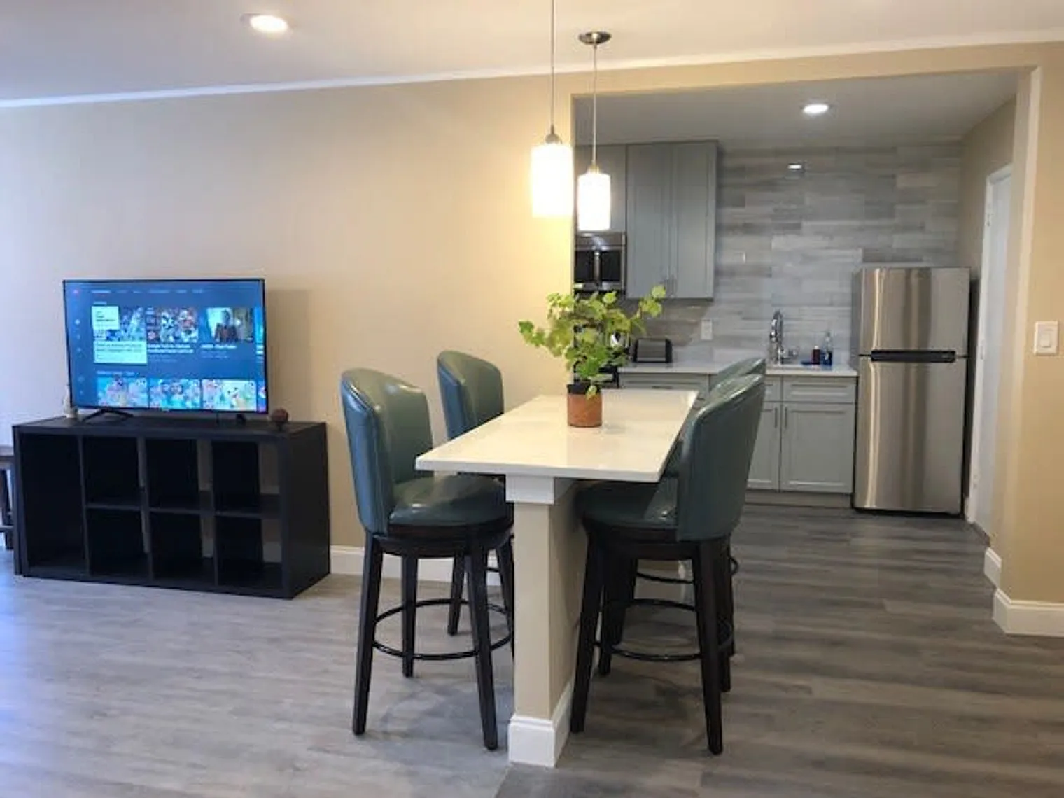 2 bed, 1.0 bath, 796 sqft, $2,709 — Photo 4