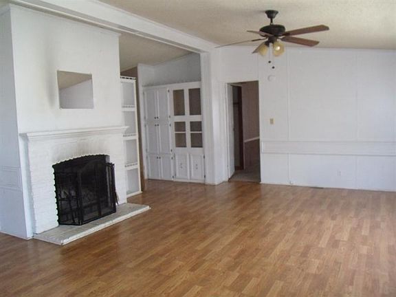 3rd image of 801 Plaza Dr