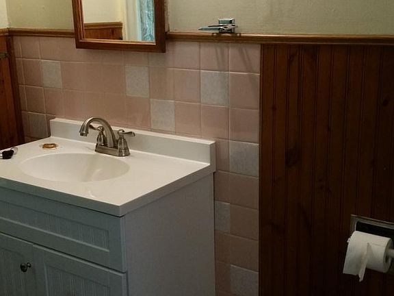 5th image of 303 E Main St APT 3