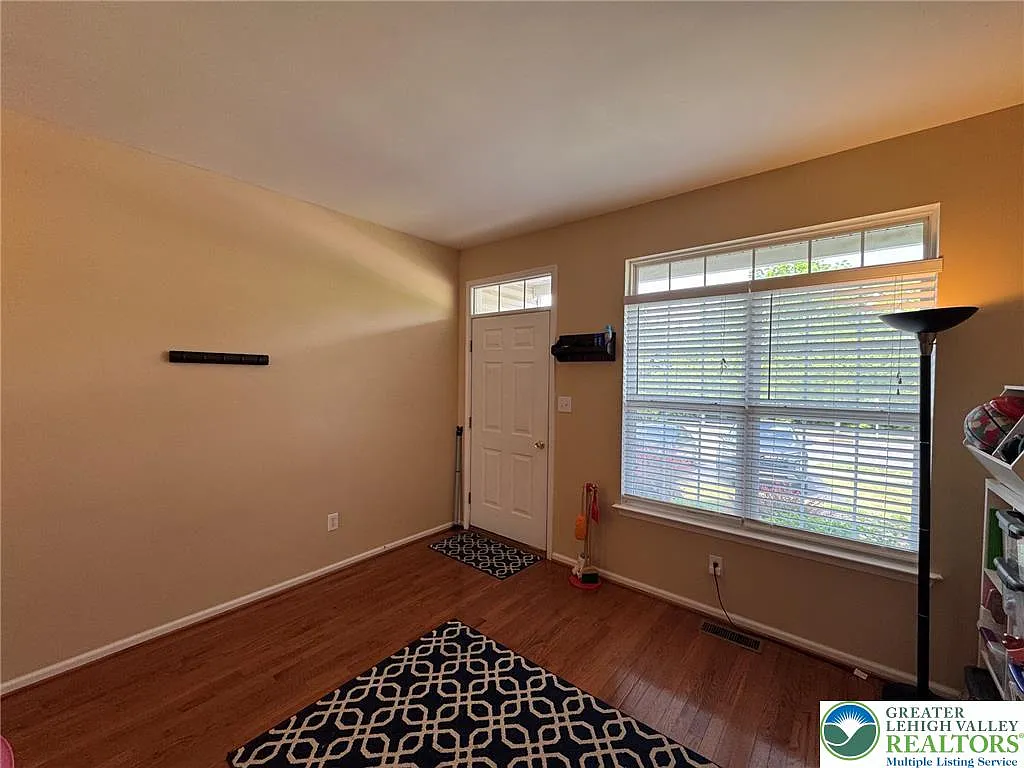 3 bed, 2.5 bath, 2016 sqft, $2,600 — Photo 4