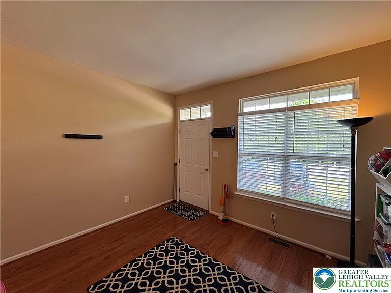 1081 Tudor Dr — Photo 4
