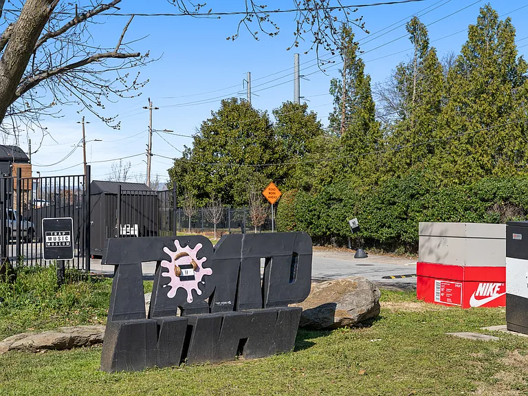 604 Julian St NW — Photo 8