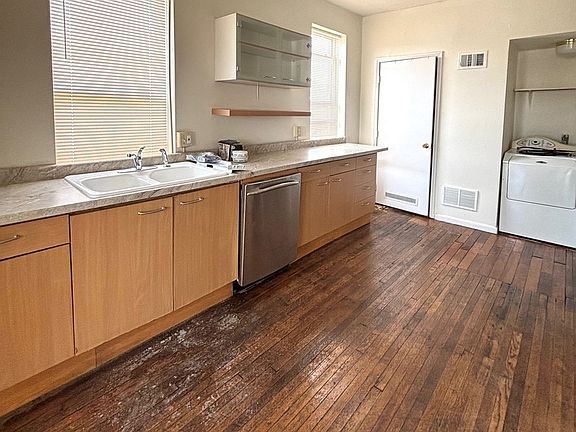 4th image of 404 W 17th St #3W