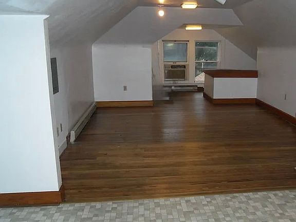 3rd image of 718 E 8th St #1/2