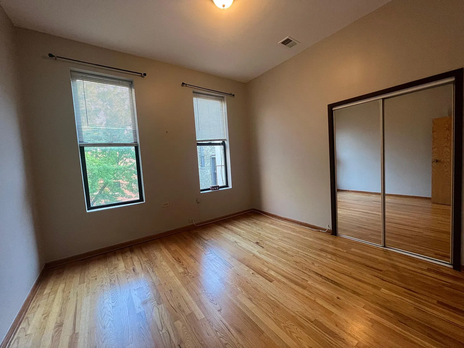 1114 W Armitage Ave — Photo 3