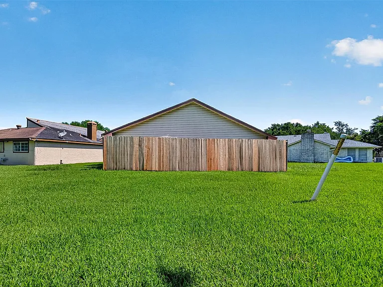 2223 Courtney Ct — Photo 31