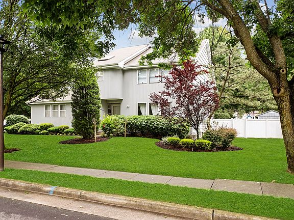 2nd image of 22 Daffodil Dr