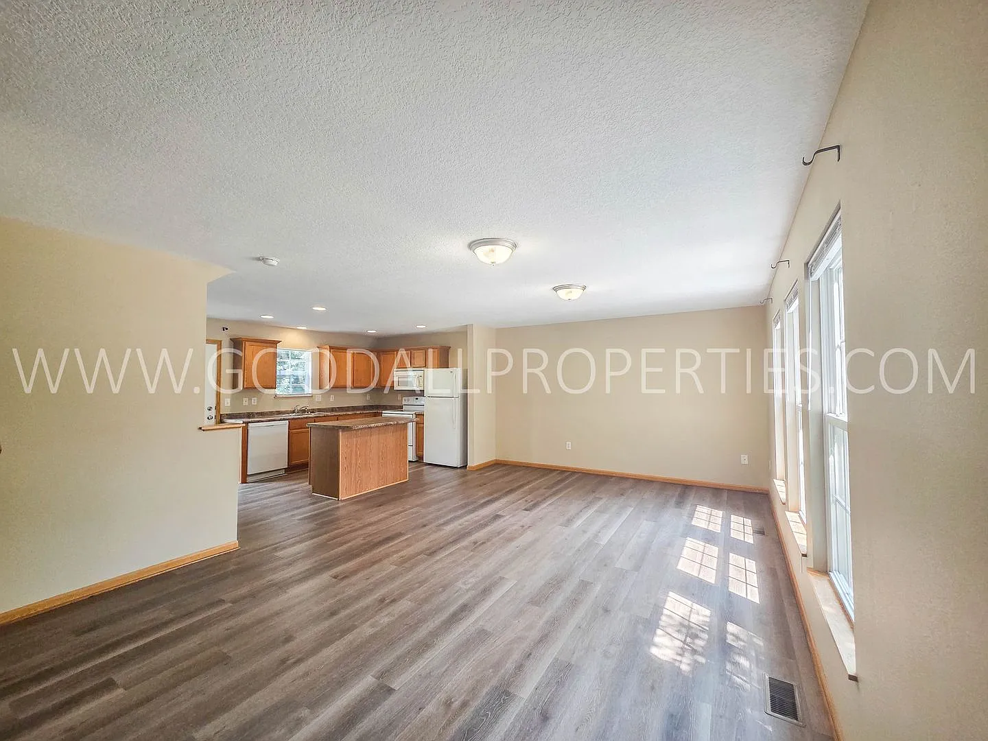 Price reduction!! 2-Bedroom, 2.5-Bath Urbandale Townhome with Attached 2-Car Garage — Photo 3
