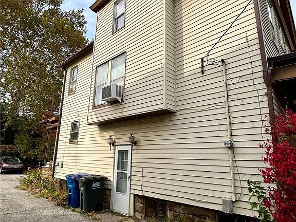 3rd image of 1672 Robinwood Ave
