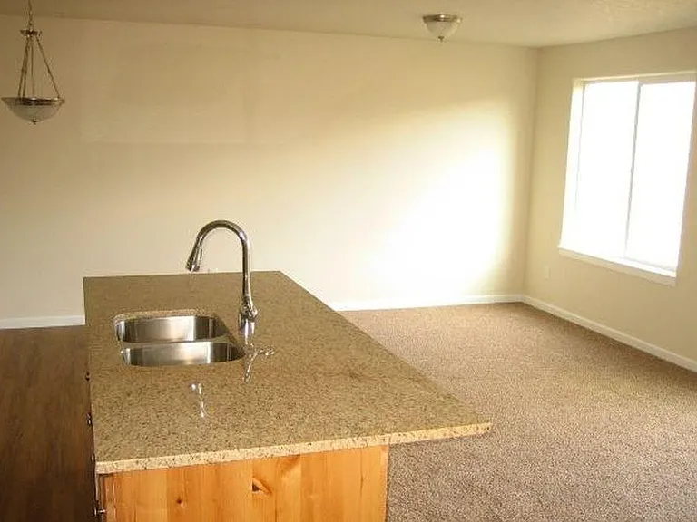 1587 SW Hayter St — Photo 10