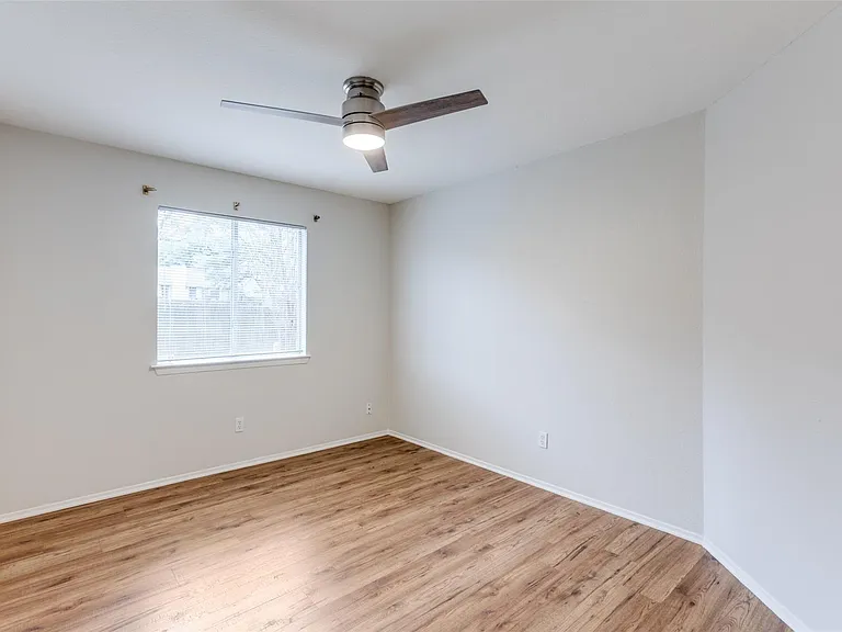 900 Angleton Cv — Photo 6