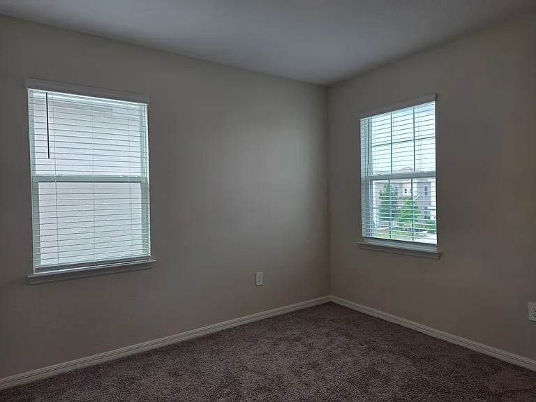 2865 High Pointe St — Photo 34