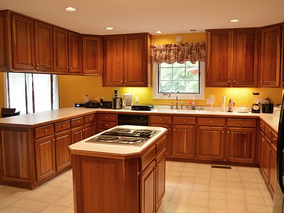 5th image of 225 Pinebrook Dr