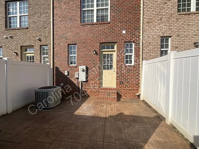 2 bed, 2.5 bath, 1174 sqft, $1,850 — Photo 2