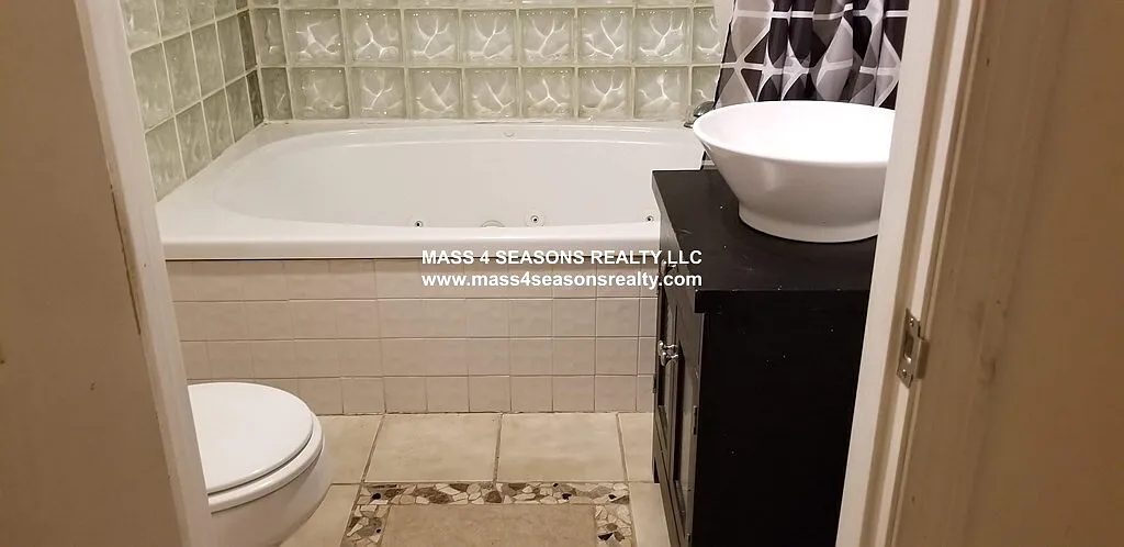 5 bed, 2.5 bath, 9999 sqft, $9,000 — Photo 2