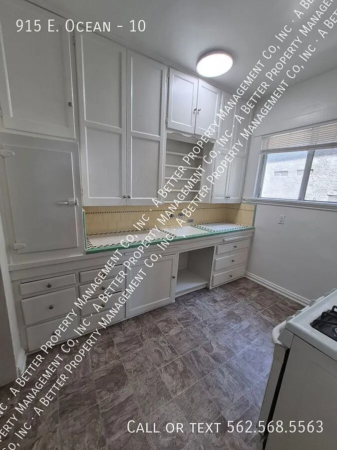 Classic Building Large Front Studio W/Extra Office Space + Dining Room. Bay Door Open Up And Over... — Photo 2