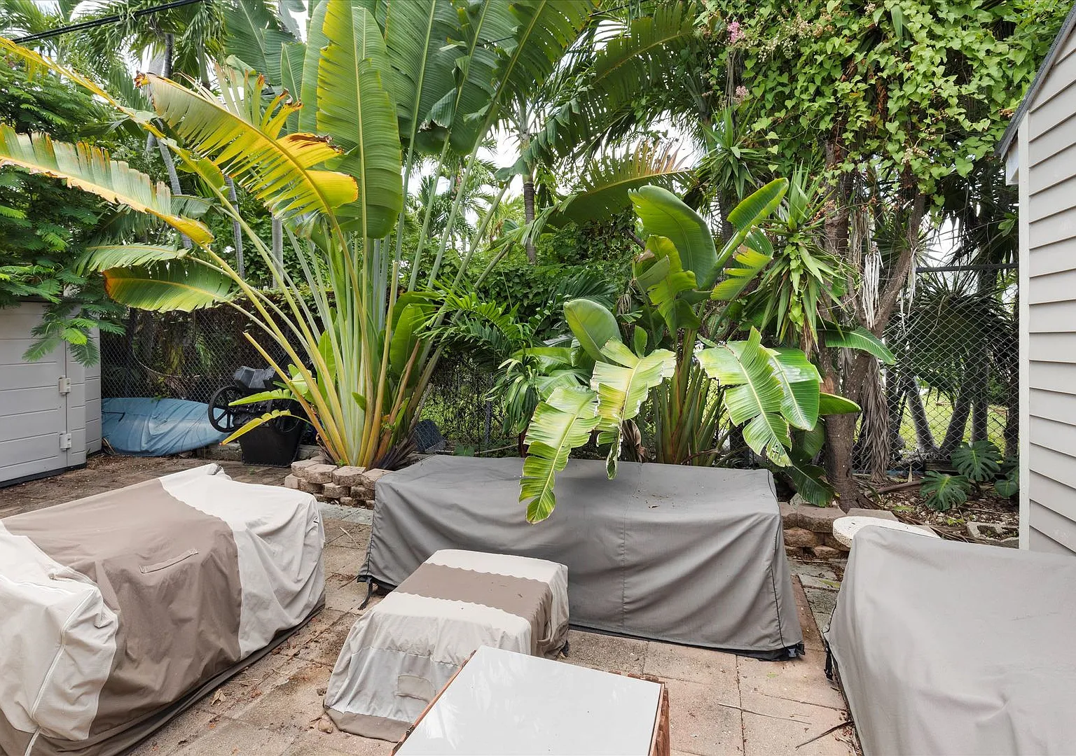 Charming 1BR/1BA with Loft & Pool Access Fully Furnished! — Photo 4