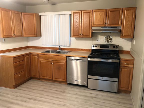 3rd image of 1725 Moulin Ave