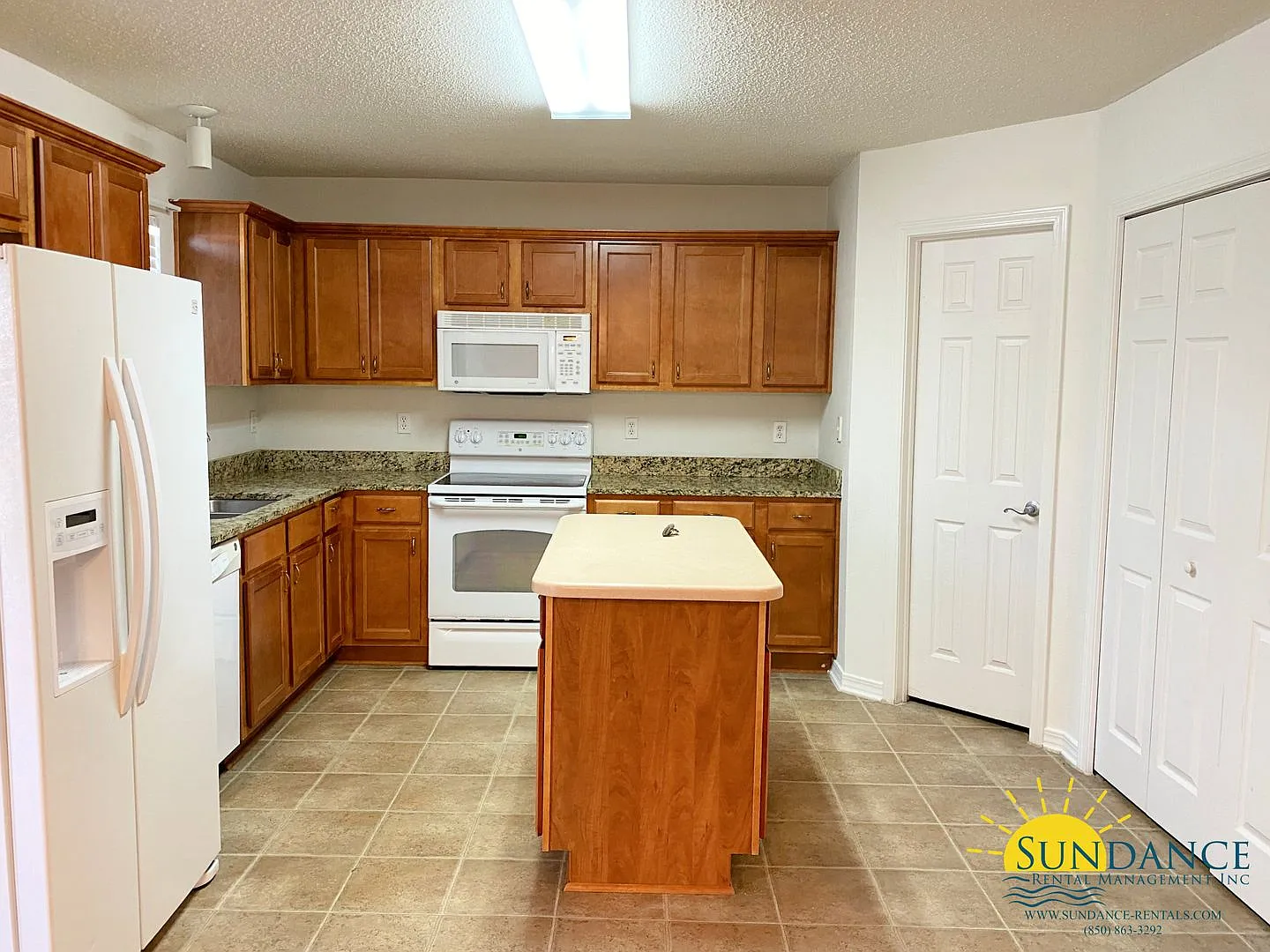 Beautiful 3 Bedroom Home In Redstone Estates! — Photo 4