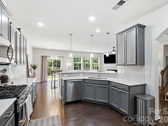 3rd image of 9815 Caledenia Dr