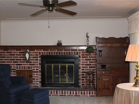 2nd image of 3883 Dunbar St