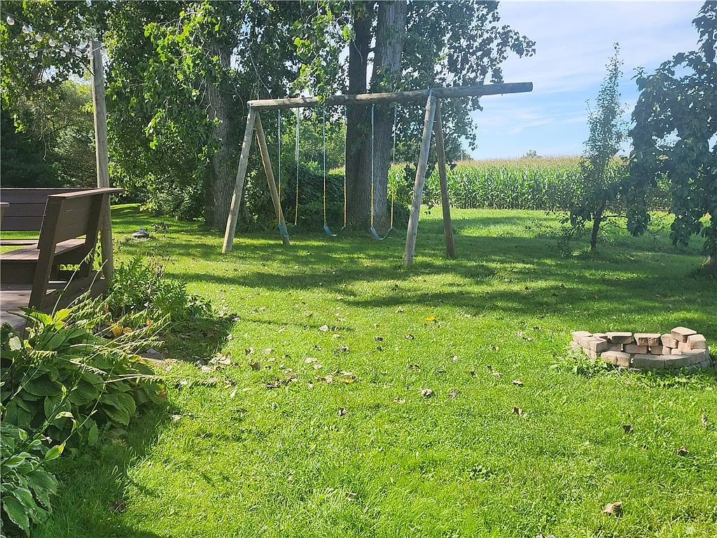 4 bed, 2.0 bath, 2092 sqft, $1,800 — Photo 4
