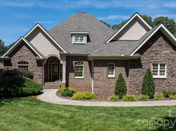 1055 Catawba Greens Dr, Newton, NC 28658
