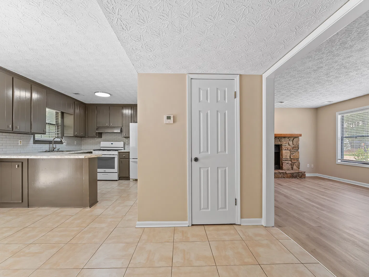 3 bed, 2.5 bath, 1350 sqft, $2,150 — Photo 4