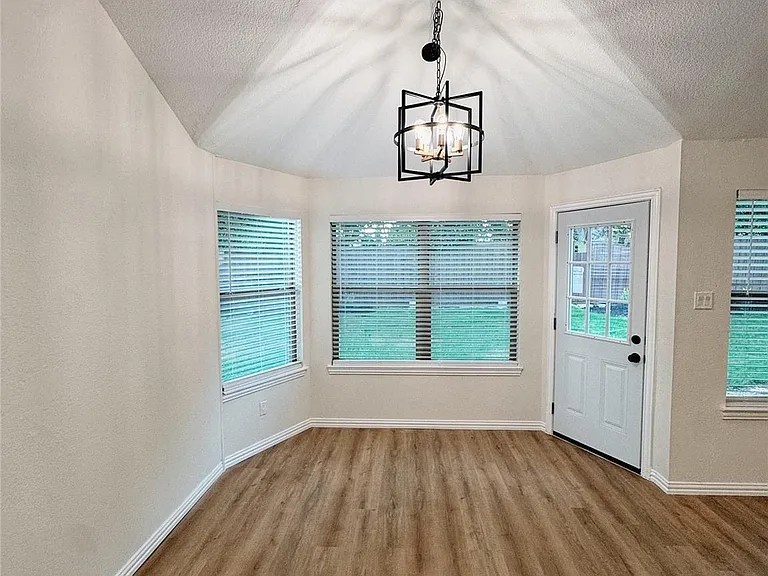 7504 Shasta Dr — Photo 12