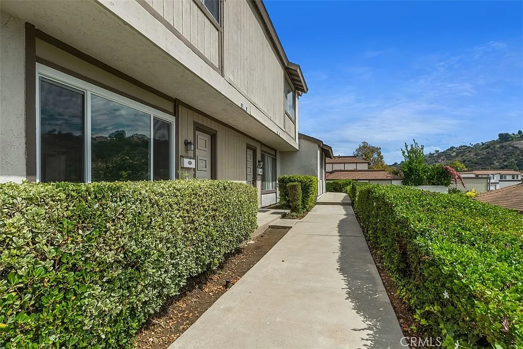 3 bed, 1.5 bath, 1038 sqft, $3,300 — Photo 3