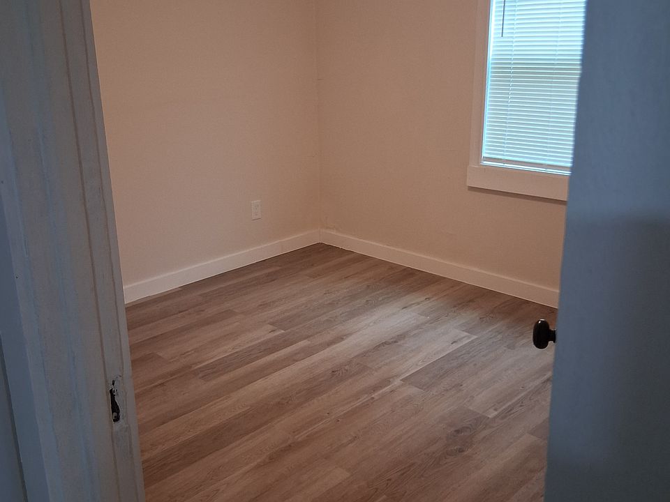 2nd image of 3221 Barnett St