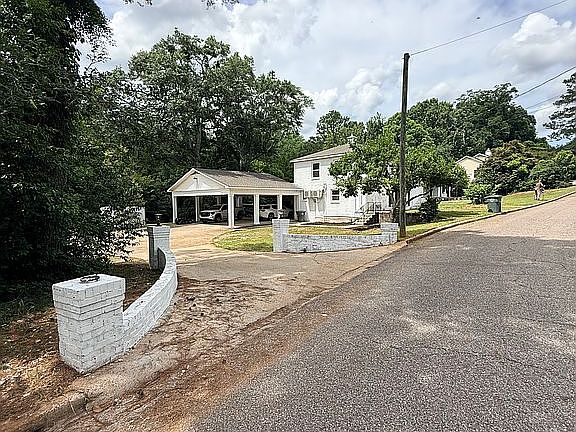 4th image of 704 W Lee St
