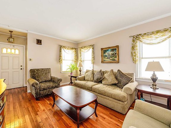 5th image of 224 Arlington St
