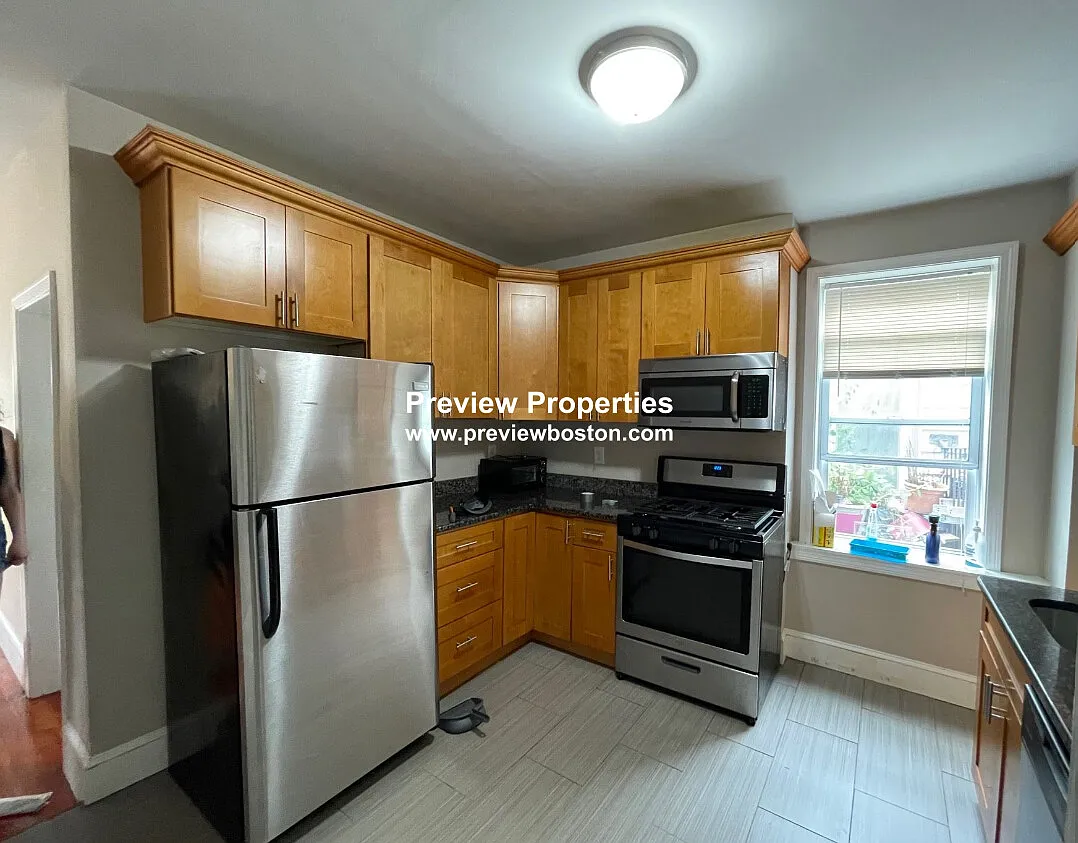 3 bed, 1.0 bath, 950 sqft, $3,750 — Photo 4