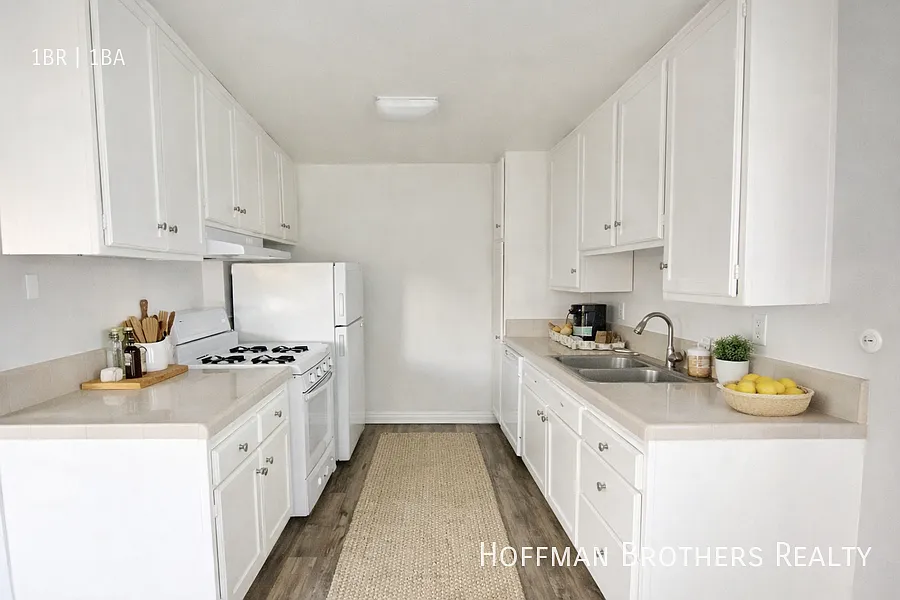 Building Photo - 10537 Rose Ave #23