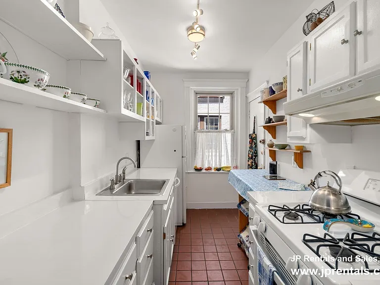 335 S Huntington Ave #12 — Photo 2