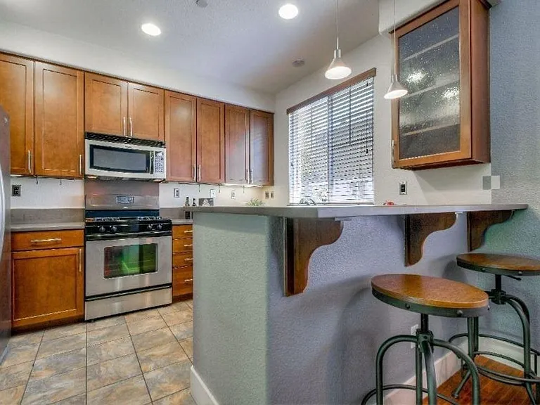 405 Washington Sq #19 — Photo 6