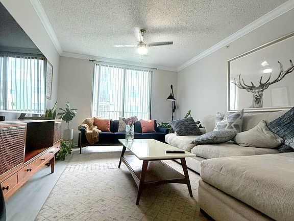 3rd image of 1919 Van Buren St APT 609