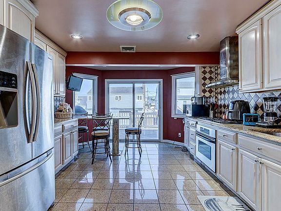 3rd image of 723 S Long Beach Ave