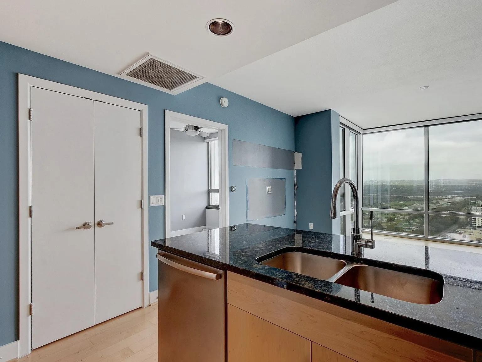 1 bed, 565 sqft, $2,350 — Photo 2