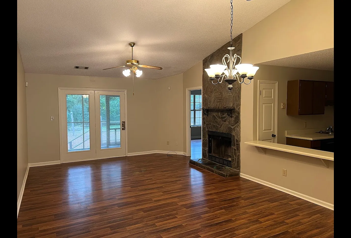 2 bed, 1083 sqft, $1,300 — Photo 2