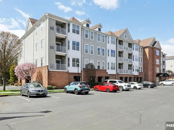 4135 Cory Ln, Elmwood Park, NJ 07407