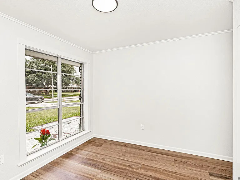 535 Thornwood Dr — Photo 16