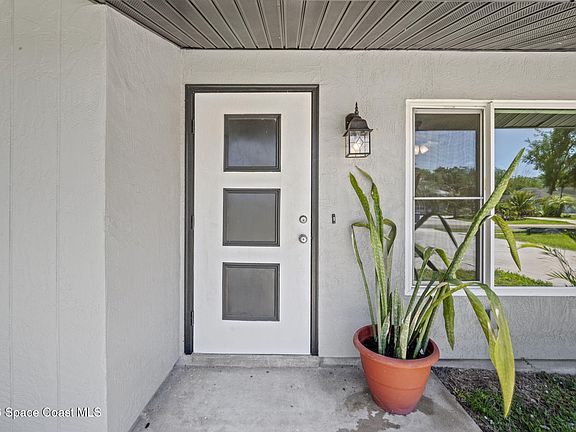 2nd image of 721 Riviera Dr NE