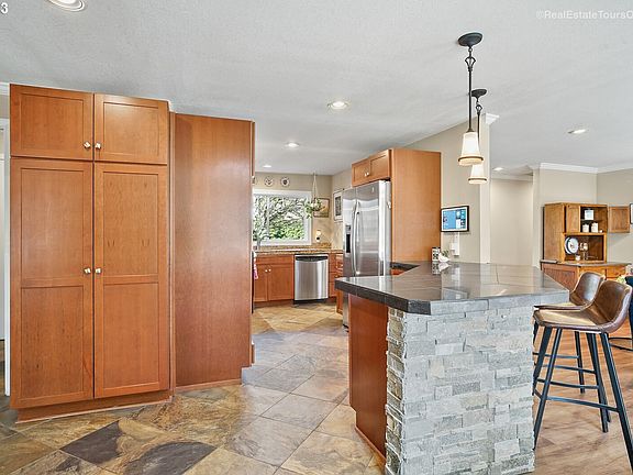 3rd image of 18400 Indian Creek Dr