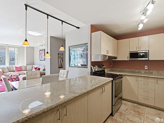 4th image of 88 King St Unit 412