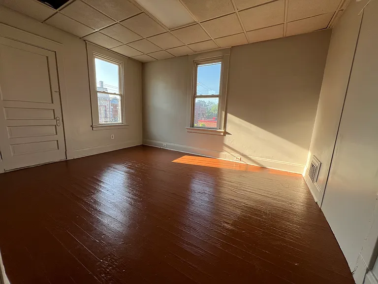 1017 Considine Ave — Photo 5