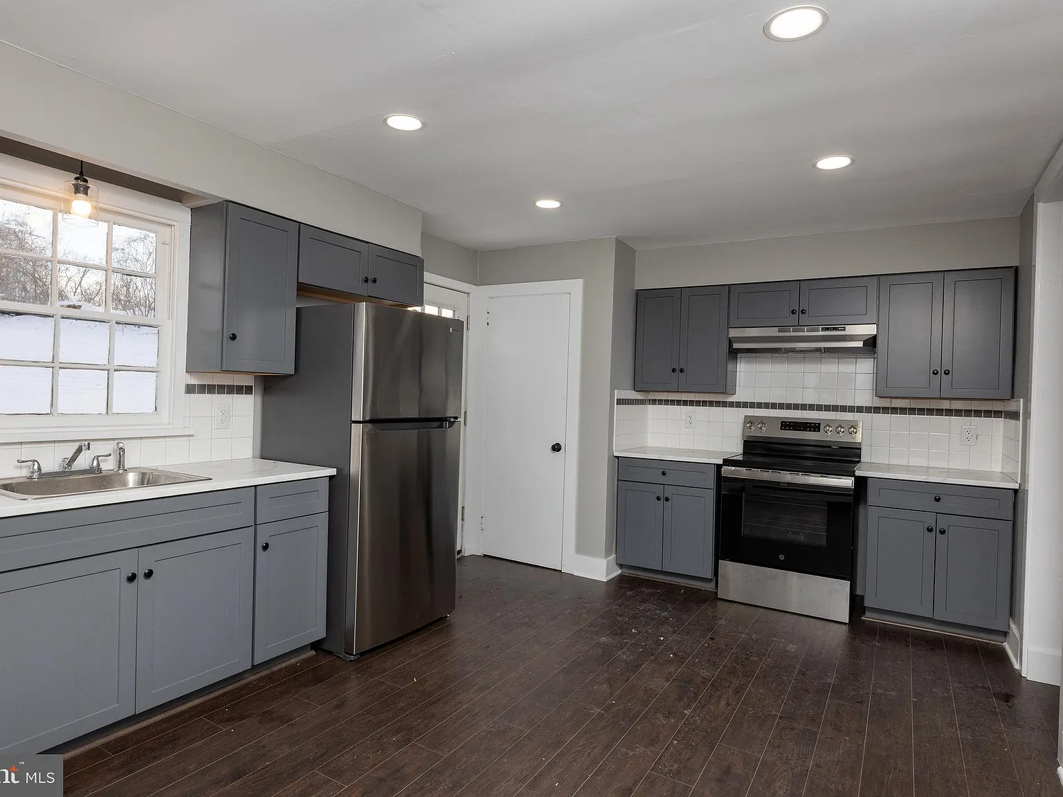 3 bed, 1000 sqft, $2,500 — Photo 2